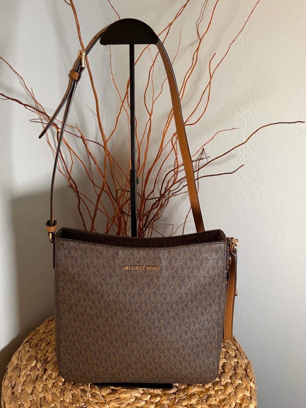 MICHAEL KORS CROSSBODY HANDBAG w/ DUST BAG
